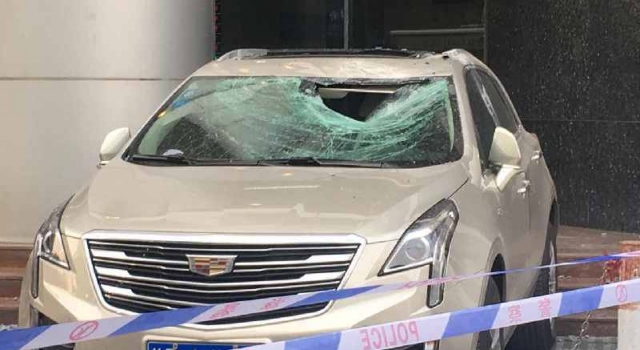无锡大厦楼上坠落水泥块 一女子被砸死责任谁来承担
