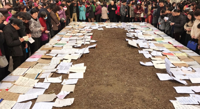 父母为子女终身大事操碎心 摆地摊挂子女成长照片