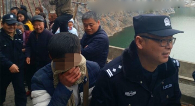 男子徒手攀岩被困在半山腰等救援 这自我挑战太尴尬...