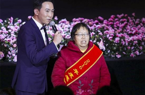女教师患癌八年化疗30次 三尺讲台成良药 ：舍不得离开