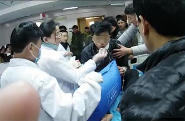 江苏一男生极度自卑厌世在校咬舌自尽 他经历了什么？