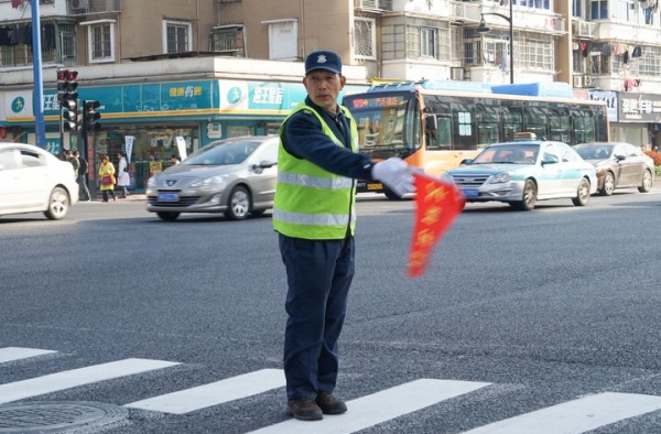 杭州大爷花式指挥交通成网红 手舞足蹈套路多