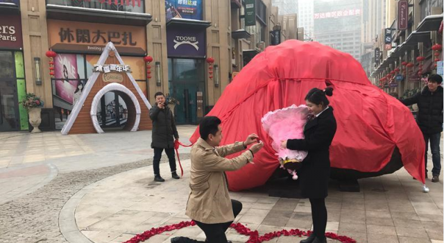 男子求婚成功 不送昂贵钻戒改送百万“陨石”