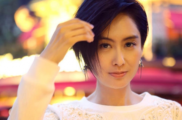 女神朱茵晒自拍 笑容自信不管皱纹深