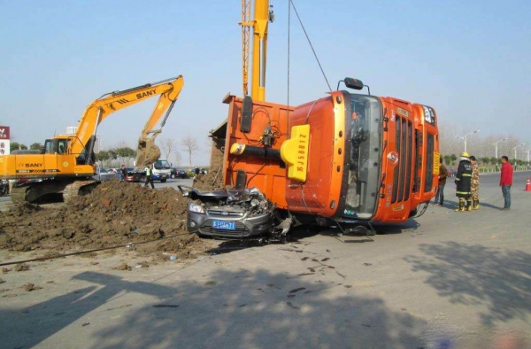 惨剧！常州一渣土车侧翻瞬间压扁轿车 致2人当场死亡
