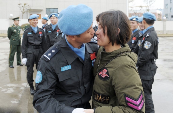 中国维和警察回国 与新婚妻子这一吻足足等了一年