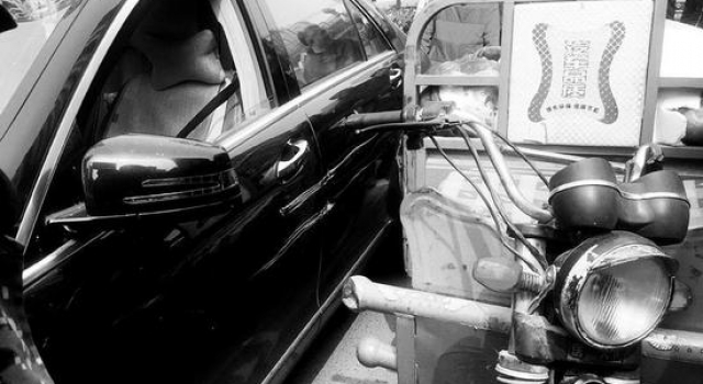 暖心！卖苹果老太骑三轮撞豪车 车主:什么都不要你走吧