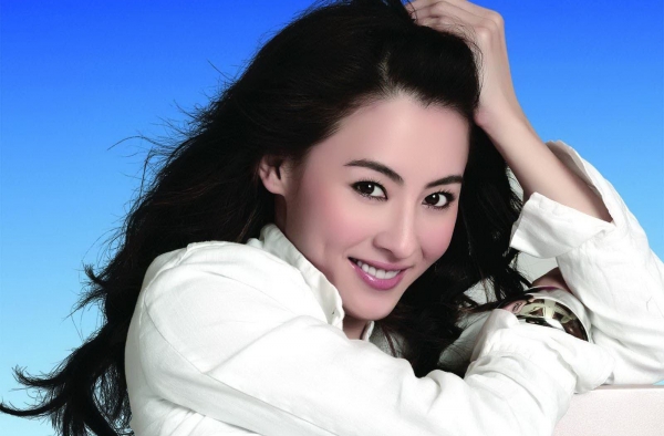 张柏芝带儿子Lucas冲浪 手拉手享受亲子时光