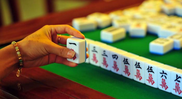 女子为赶场麻将 将奥迪车停在路边忘熄火4小时空烧油