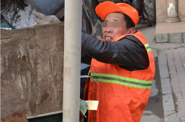 七旬保洁员上午举报路边有人烧垃圾 下午被辞退