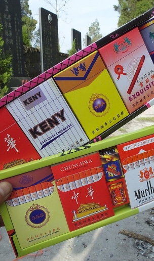 清明节将至 扫墓祭祀品五花八门太抢眼