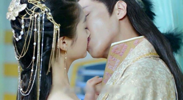 关晓彤吻替是谁？娱乐圈拒拍吻戏用吻替明星都有谁？