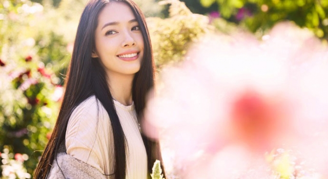 郭碧婷巴黎写真 不穿好外套开撩网友