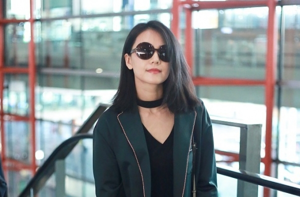 高圆圆女神不高冷！ 现身机场热情回应粉丝签名