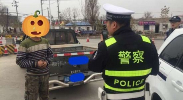 闯红灯自称色盲 男子：分不清红绿灯考不到驾驶证