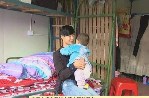 年少无知？ 小伙17岁当爹撞见孩子妈和陌生男同居