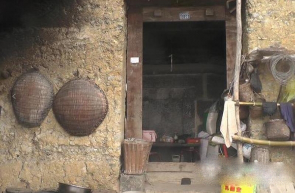 真“活死人墓”？八旬老夫妇将坟墓建家中30年