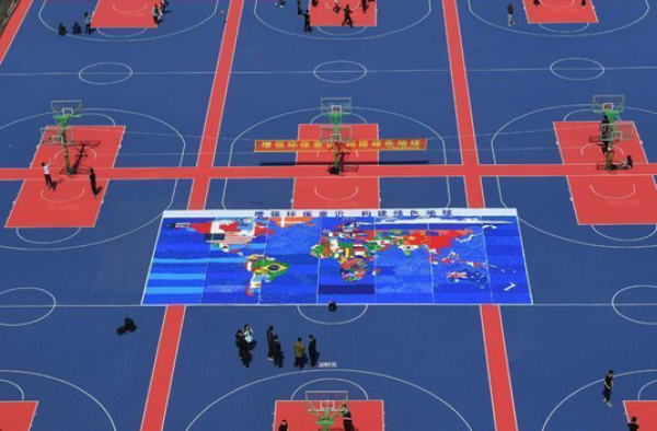 大学生用近30万瓶盖拼出世界地图 低碳环保从我做起