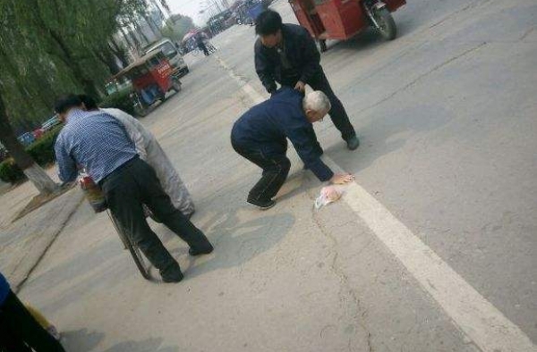 大爷摔倒骨折起诉推车路人 法院判决无错也要陪2万