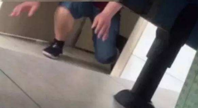 妻子临盆在即 丈夫却在医院女厕所偷窥被抓