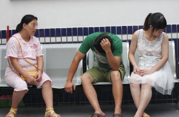 女子因丈夫在外养小三生子暴怒 火烧房子后走向派出所