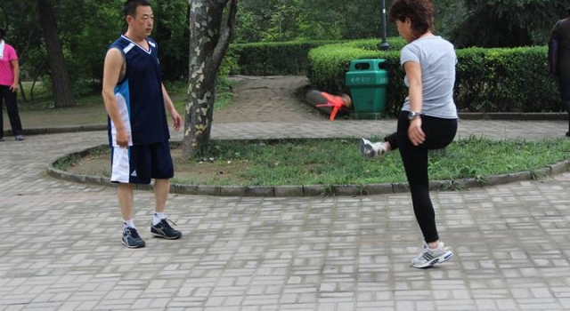 踢毽子也能锻炼身体 一起学学看