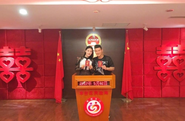 小兵张嘎谢孟伟登记结婚 抱得美人归