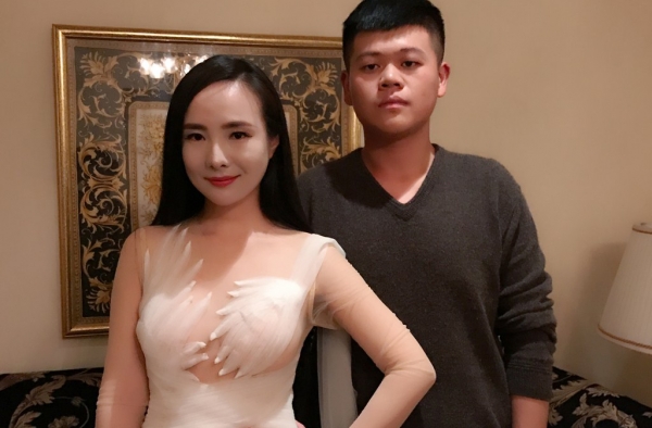 干露露身着性感薄纱裙出席活动 保安小哥一直盯着她看