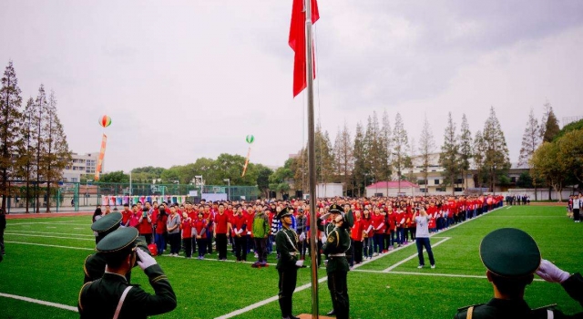 唱不好国歌是违法？网友：天生五音不全能不能救