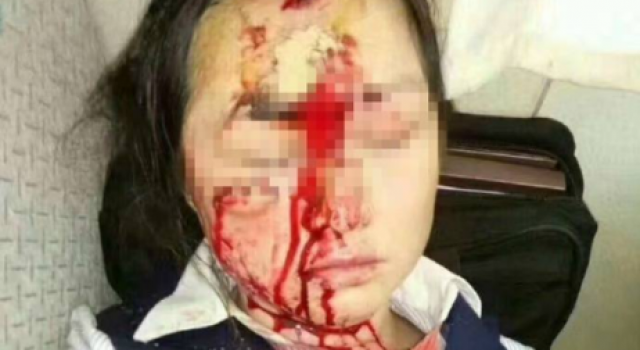 男子强行硬座换软卧遭拒 被劝阻后怒砸女列车员