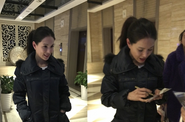 李若彤冻龄美貌风采依旧 巧遇粉丝大方签名