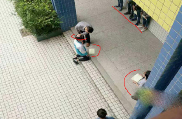 中学教师当众施暴 学生列队下跪被电线抽打