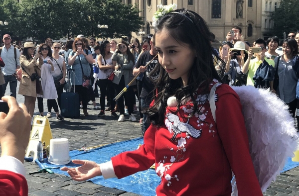 辣妈Baby现身布拉格街头 化身天使娇俏可爱
