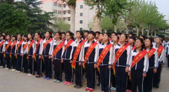 小学生听国歌自发行注目礼 00后的爱国方式