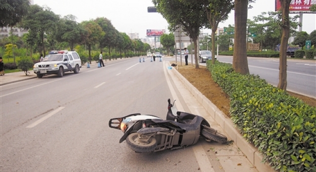 女子一心搭顺风车 翻车受伤后向骑车人索赔