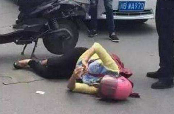 女子骑车摔倒浑身是血 扶起后坚持上班