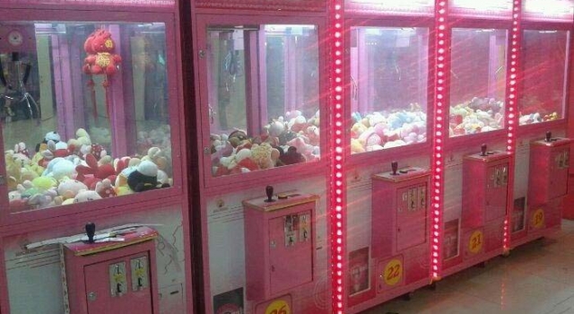 抓娃娃机暗藏玄机 玩家“运气”全靠机主操控