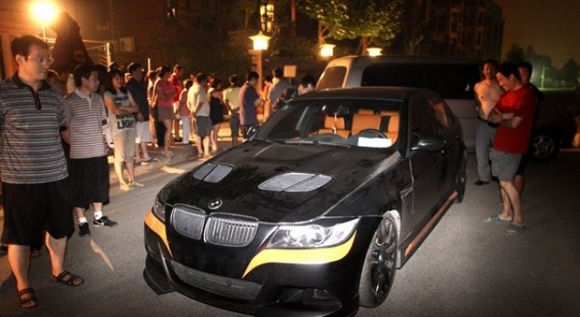 太嚣张！奥迪车主殴打礼让行人司机警方将其抓获