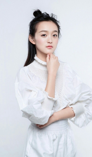何泓姗写真少女感十足 精致小脸酷似赵丽颖