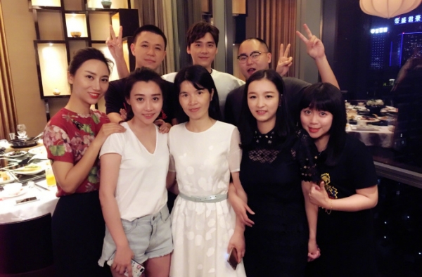 李易峰晒同学聚会照 心情愉悦大摆V手势