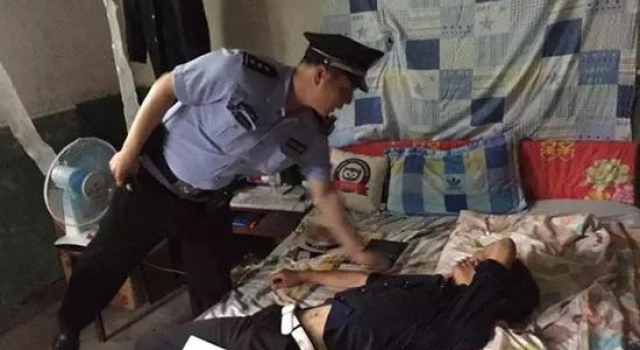 男子直播服药自杀 女民警网络救援