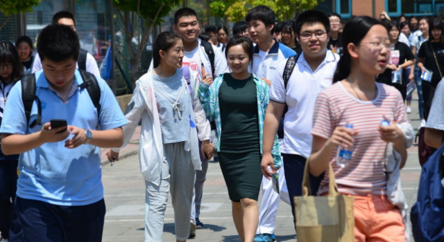 林妙可参加高考心情好 绿色长裙似大妈引争议