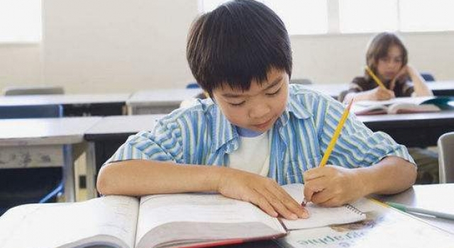 东莞老师惩罚未完成作业学生互吐口水 学校将处理