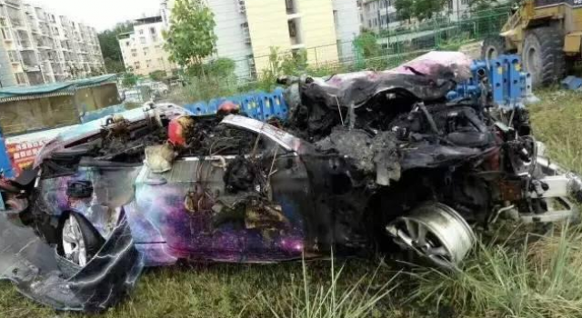 豪车撞护栏自燃 车内五人两死三伤