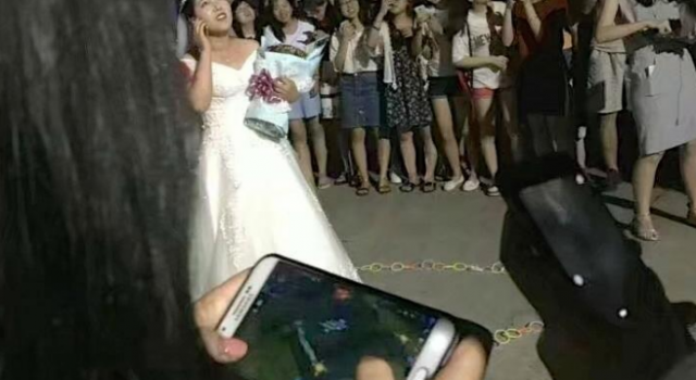 高校女生穿婚纱求婚 爱真的需要勇气