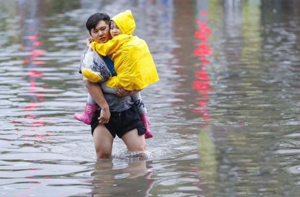 爸爸在暴雨中为孩子挡雨 爸爸是你永远的伞