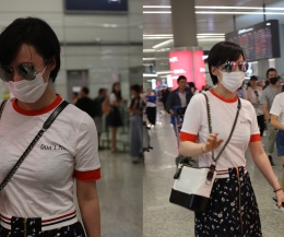 蒋勤勤穿白t恤上围傲人 机场全副武装没被认出