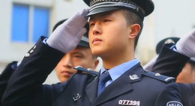 警察欺骗轻生女子获点赞！“出切哥”空手夺白刃走红