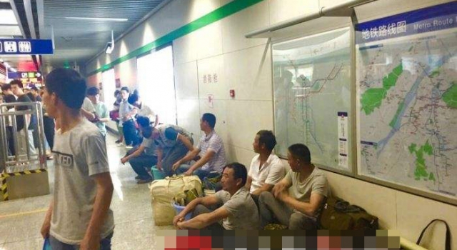 他们在地铁站蹲等2小时 全社会都应正视农民工