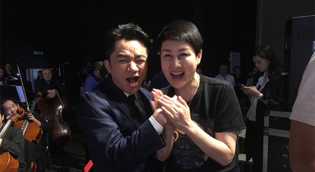 张凯丽王祖蓝变身表情包 亲密合影破不和传闻